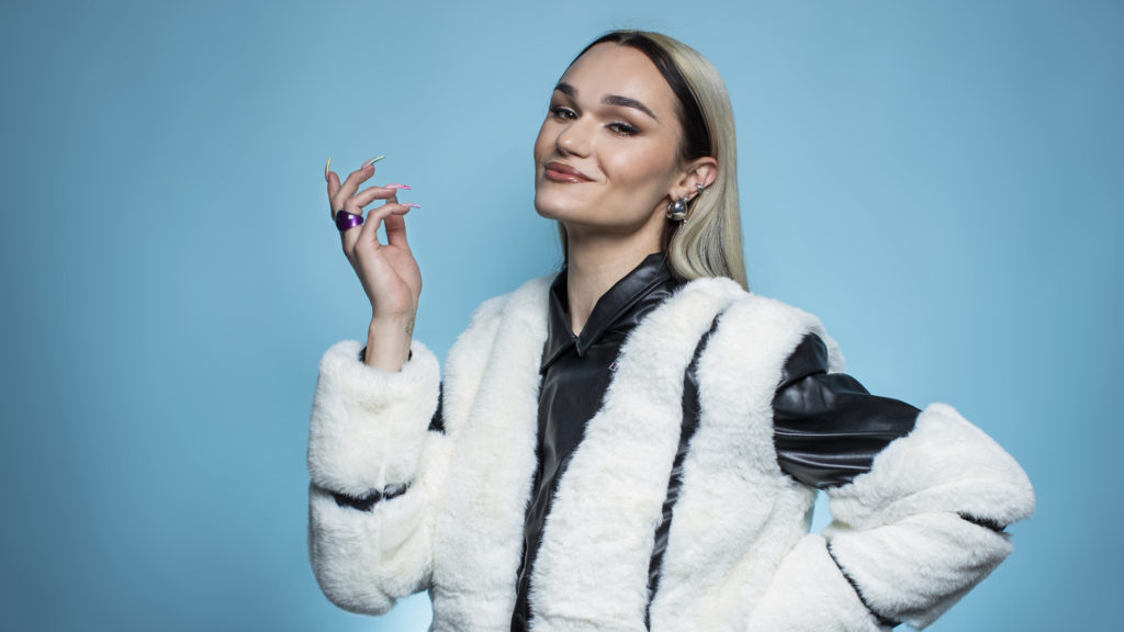 Guruh jinsiy aloqada paypoq porno video Soxta kokrakli yalangoch qizlar ishtirokidagi porno