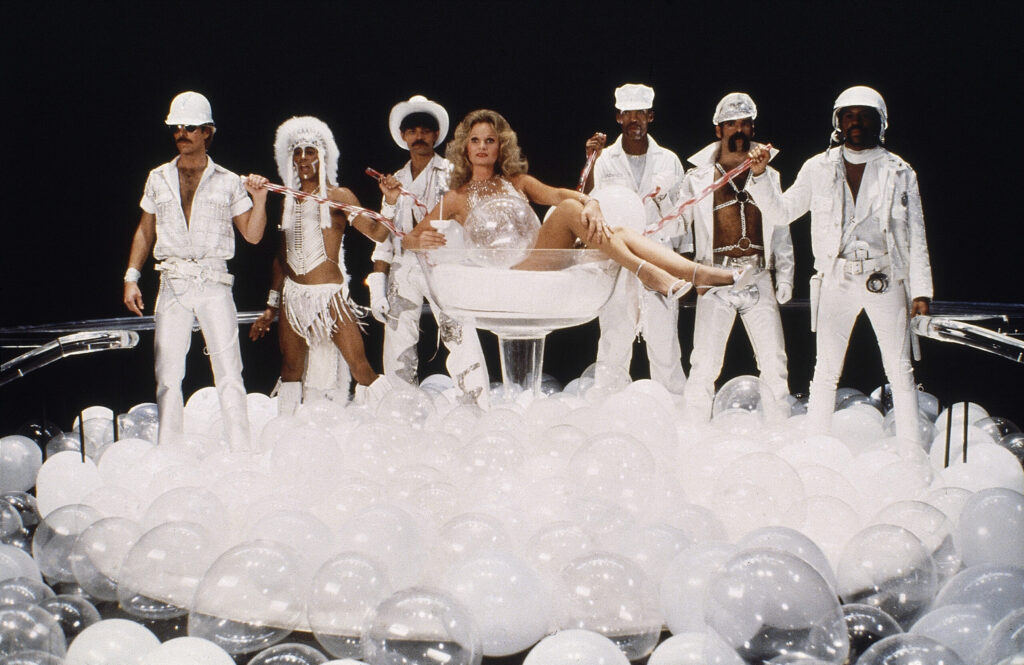 Carrie Underwood och Village People uppträder vid Trumps installation