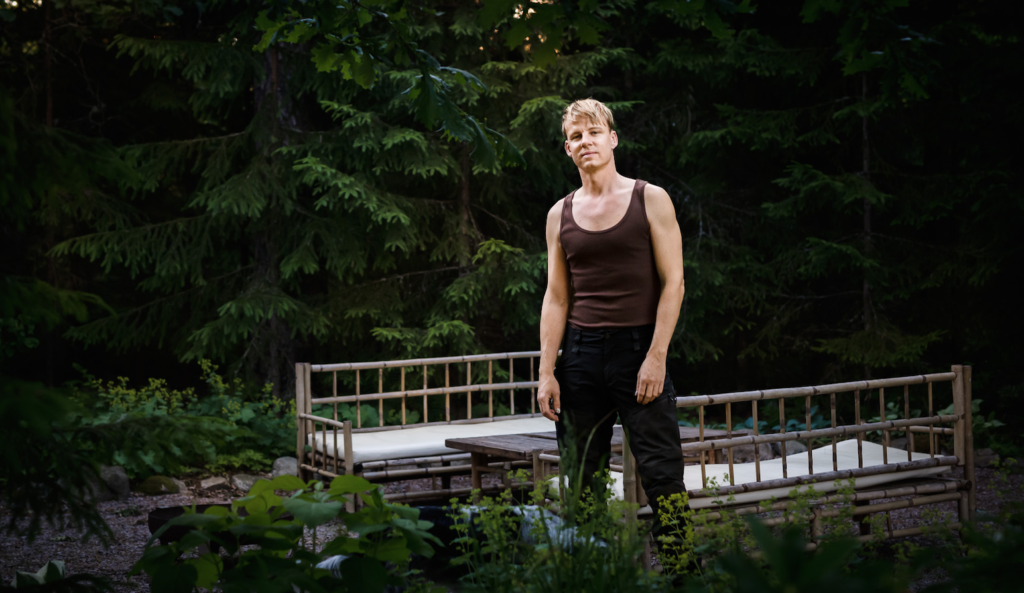 Efter Dramatiskt Brott: Johan Enelycke Hittar Lugnet i Sin Drömträdgård – Så Lever Han Nu!
