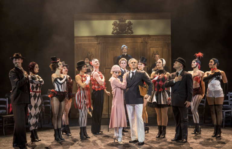 Scenbild med 17 personer som ser ut att dansa.