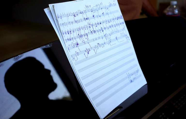 Notblad med handskriven musik på piano