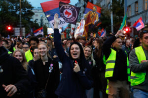 Demonstration i Serbien med flaggor och glada deltagare