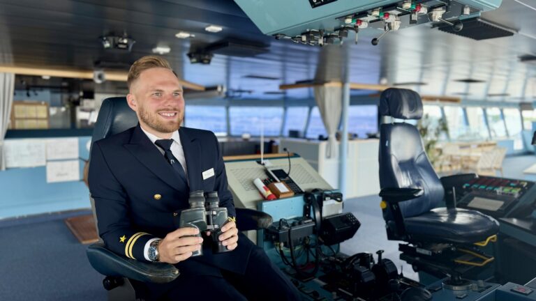 Riche Johansson är styrman på Silja Symphony, i förarsätet på båten.