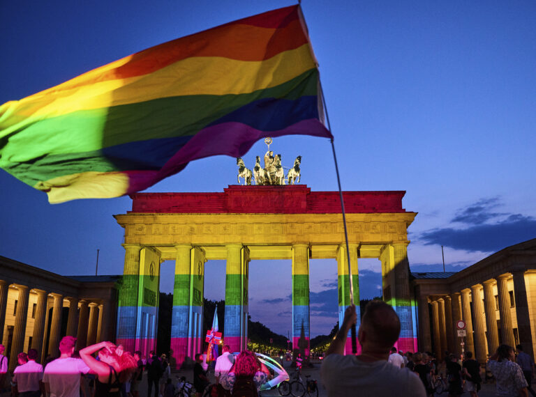 Brandenburger Tor i regnbågsfärger.