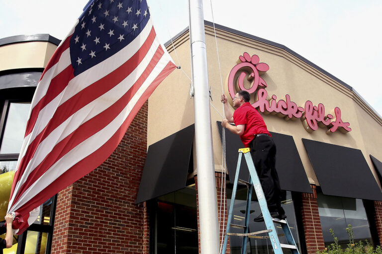 Snabbmatskedjan Chick- fil- a och en amerikansk flagga som halas.