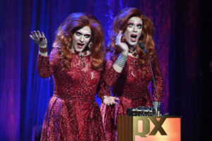 Två dragqueens på QX gala scenen.