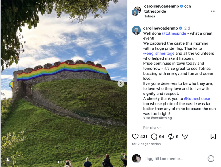 Bild på slottsruin i Totenes. Ruinen står uppe på en grön kulle. Himlen har några moln annars är det soligt. Några personer tittar upp mot ruinen där det har virats en regnbågsfärgad banderoll runt hela byggnadsverket. Bilden är även en skärmdump från Instagram så man ser det inlägg som lagts ut med själva bilden.