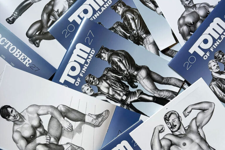 Bild på väggkalendrar för 2027 med tryckta bilder som konstnären Tom of Finland gjort.