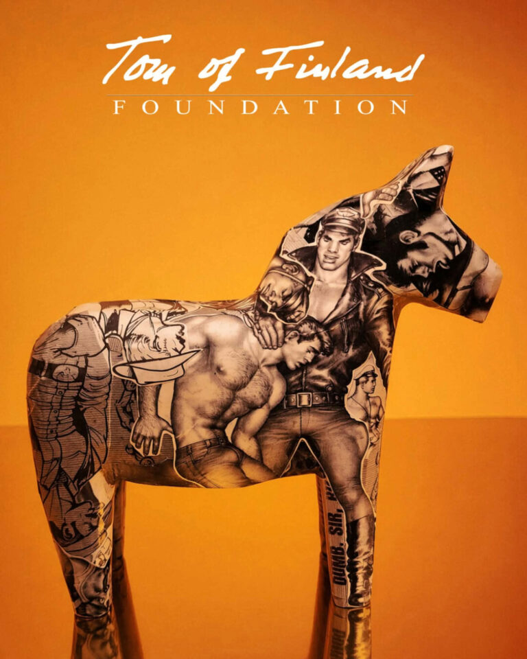 Bild på Roko Fearons Dalahäst som har klipp av Tom of Finland-bilder klistrade på sig.