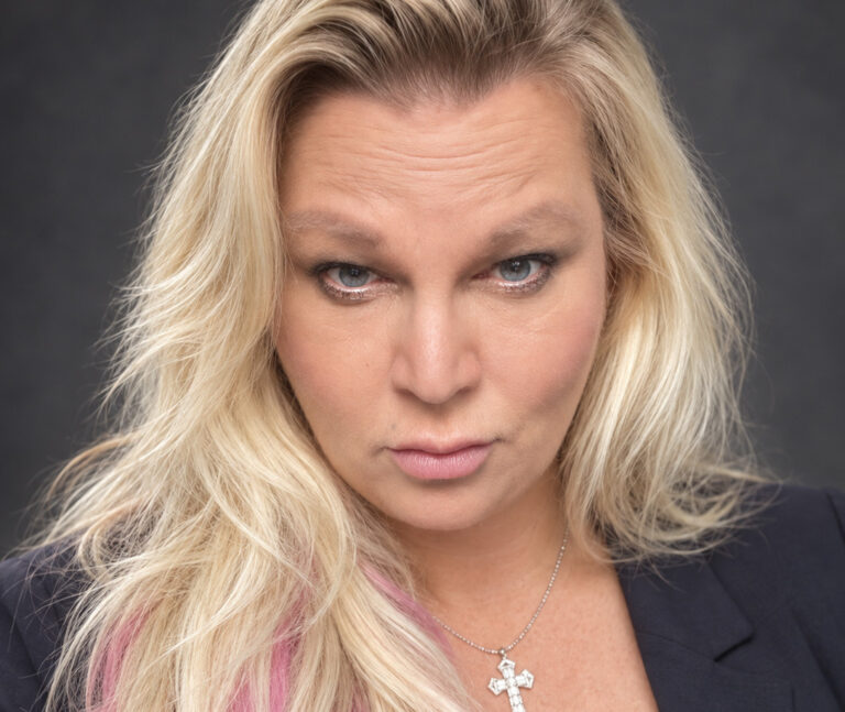 Porträtt på Marin Englaborn som tittar rakt in i kameran.