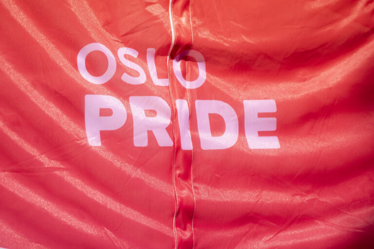 Bild på en banderoll där det står Oslo Pride.